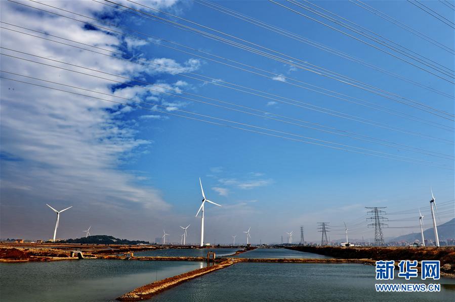 这是位于莆田市平海湾上的风力发电机（12月20日摄）。 新华社记者 张国俊 摄