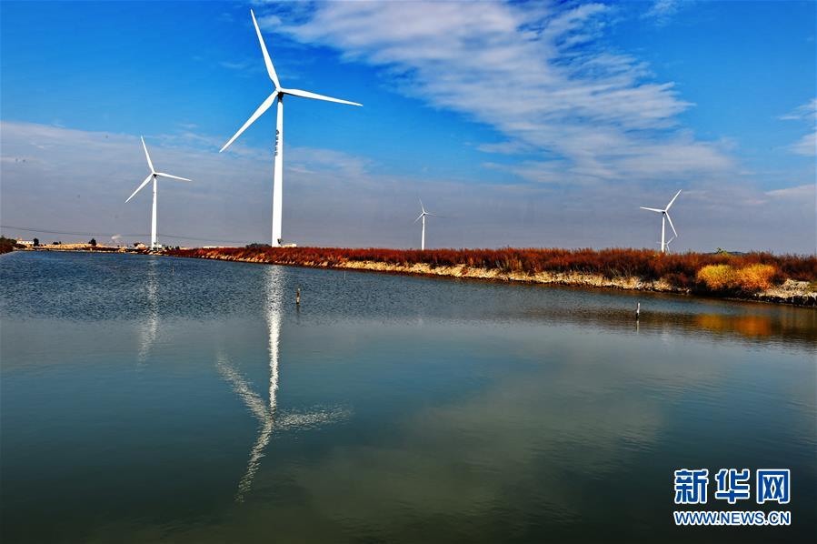 这是位于莆田市平海湾上的风力发电机（12月20日摄）。

　　近年来，福建省莆田市充分利用沿海风力资源优势，因地制宜发展环保清洁的风电产业，在平海湾、南日岛等地大面积建设陆上、海上风电场。目前，风电并网容量达94.2万千瓦。

　　新华社记者 张国俊 摄