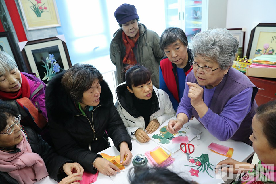 12月21日上午，回龙观镇融泽家园一区在社区多功能厅开办了社区老年大学书法、绘画、摄影、丝绫堆绣等作品展。中宏网记者 康书源 摄