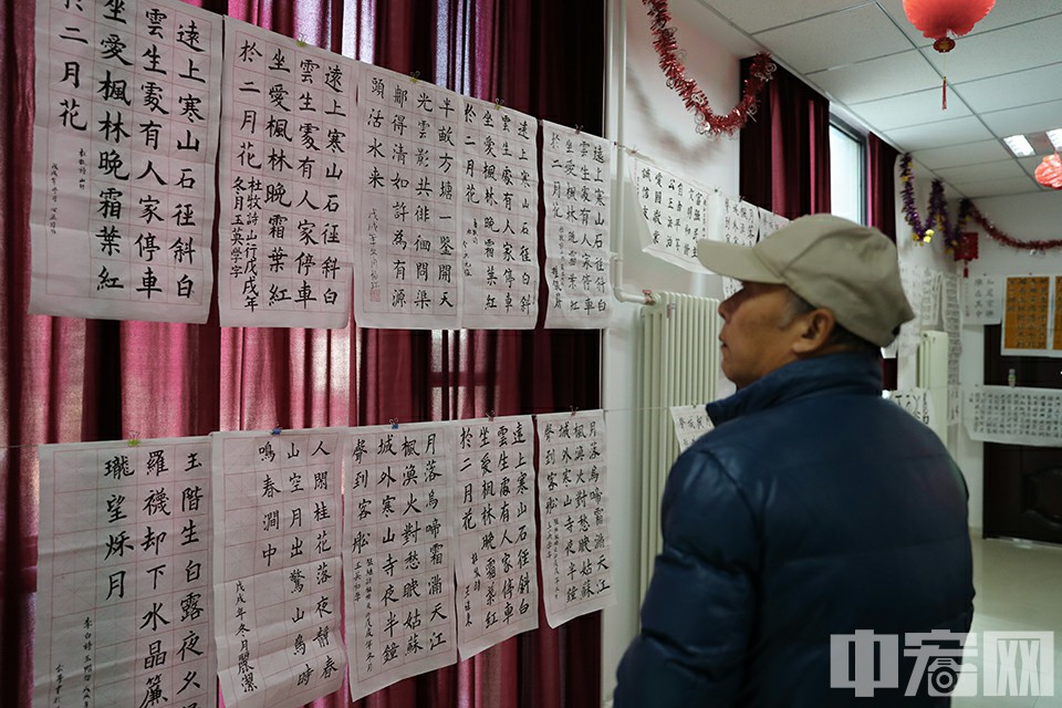 12月21日上午，回龙观镇融泽家园一区在社区多功能厅开办了社区老年大学书法、绘画、摄影、丝绫堆绣等作品展。中宏网记者 康书源 摄