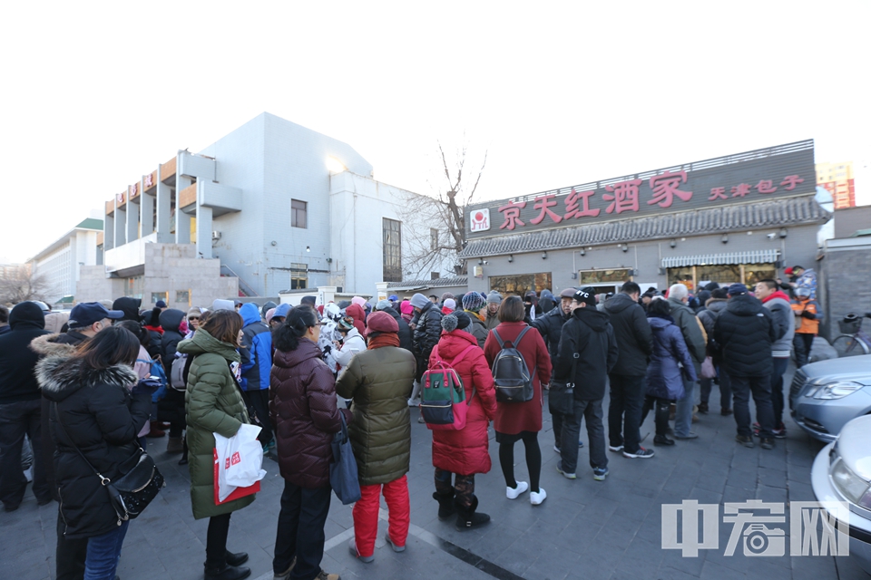 虎坊桥京天红炸糕将留在原址！1月6日17时许，京天红老板韩美俊向北青报记者确认，经和出租房方面协商，工人俱乐部装修完毕后，京天红炸糕可留在原址经营。图为1月4日，市民在京天红外排队买炸糕。 供图 文字来源：北京青年报官方微博 