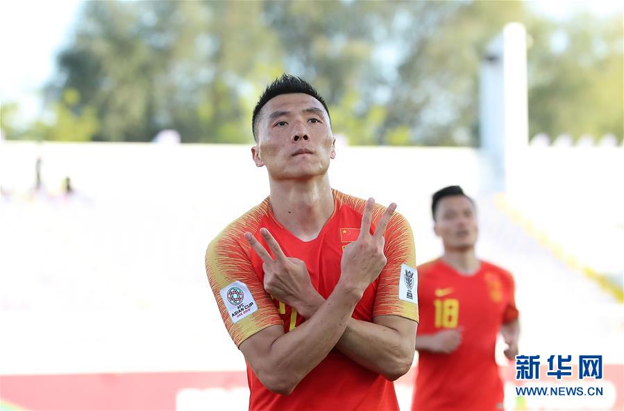 1月7日，中国队球员于大宝（前）在比赛中庆祝进球。新华社记者曹灿摄