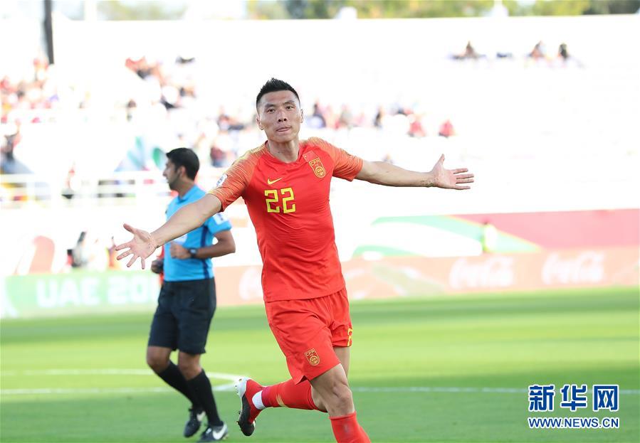 1月7日，中国队球员于大宝（前）在比赛中庆祝进球。新华社记者曹灿摄