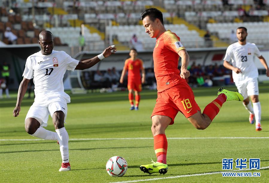 1月7日，中国队球员郜林（前右）在比赛中进攻。新华社记者李钢摄