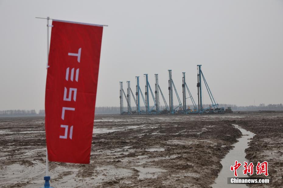 1月7日下午，上海有史以来最大的外资制造业项目特斯拉超级工厂在临港产业区正式奠基开工建设。工厂一期年生产规模为25万辆纯电动整车，包括Model3等系列车型。特斯拉超级工厂集研发、制造、销售等功能于一体，全部建成运营后年产能将达50万辆纯电动整车。文/记者 张亨伟 郑莹莹 图/张亨伟 图片来源：中新网