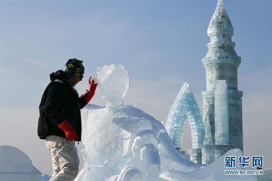 1月7日，参赛选手在哈尔滨冰雪大世界园区进行冰雕创作。<br/>

　　1月6日，第33届中国·哈尔滨国际冰雕比赛在哈尔滨冰雪大世界园区开铲，共有来自16个国家和地区的34支队伍参加。<br/>

　　新华社记者 王松 摄