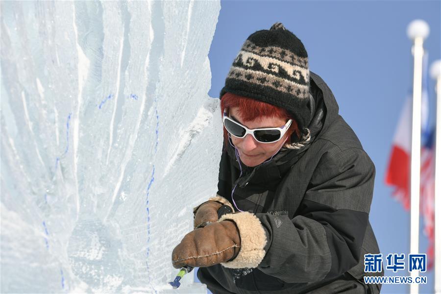 1月7日，参赛选手在哈尔滨冰雪大世界园区进行冰雕创作。 新华社记者 王松 摄