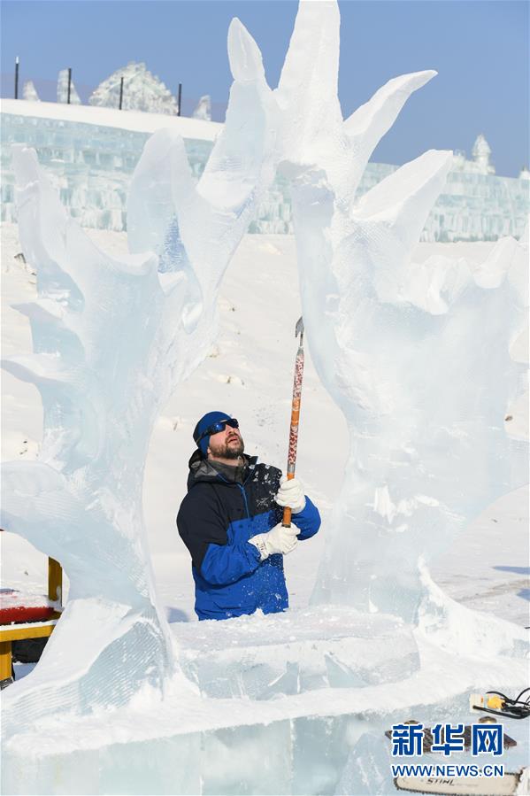 1月7日，参赛选手在哈尔滨冰雪大世界园区进行冰雕创作。  新华社记者 王松 摄