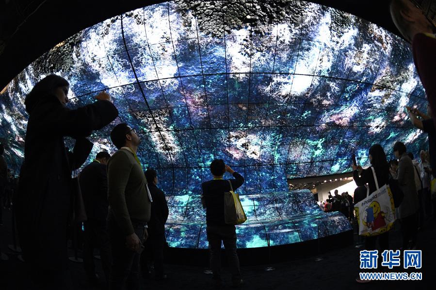 LG公司的巨型曲面屏亮相美国拉斯维加斯消费电子展。 新华社记者刘杰摄 图片来源：新华网