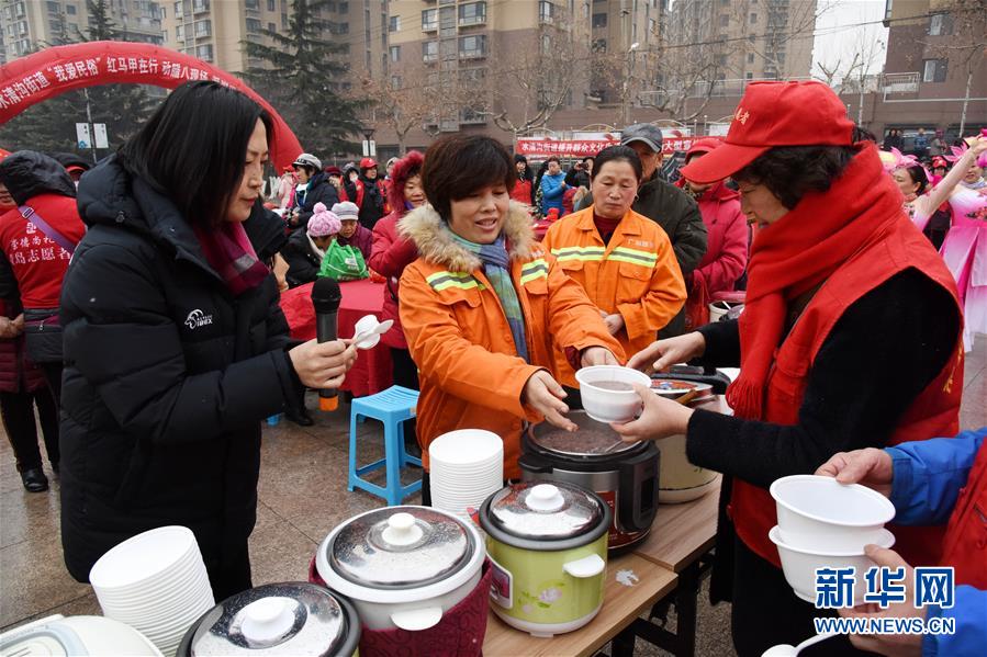 　1月11日，志愿者在活动现场向服务社区的环卫工人派送腊八粥。新华社记者 李紫恒 摄