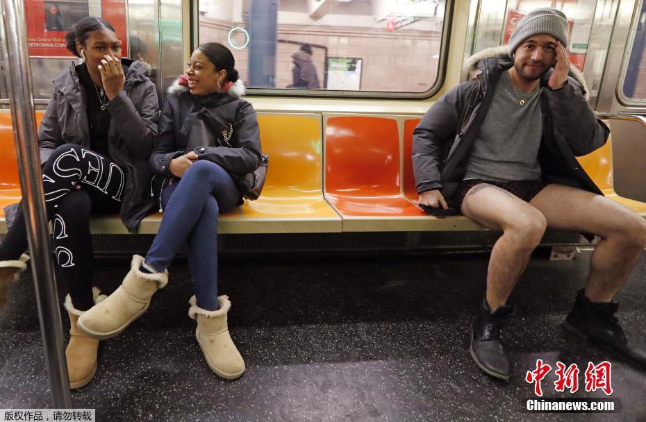 纽约地铁里，参加“无裤日”的一名男子与其他乘客坐在一起，略显清凉。 图片来源：中新网
