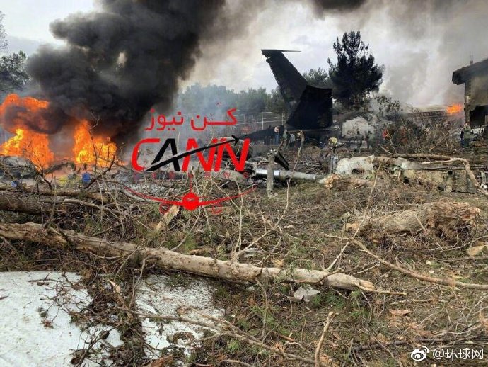 照片显示，这架属于吉尔吉斯航空公司的707货机显然解体并起火。当地政府立即派出一架医疗直升机和救护车前往坠机现场。 来源：环球网