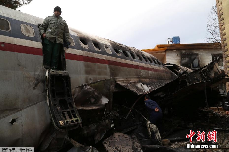 据俄罗斯卫星网报道，当地时间1月14日，一架货运飞机在伊朗首都德黑兰附近坠毁。目前，出事飞机的黑匣子已在事故现场被发现。另据医务人员消息，全部15名遇难者的遗体都已找到。