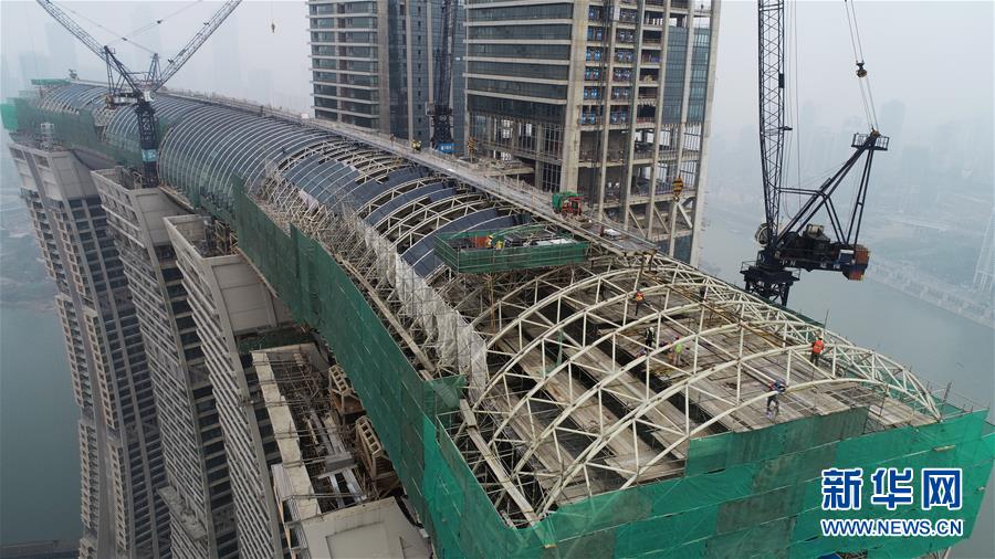 这是1月14日拍摄的重庆来福士广场“空中连廊”幕墙工程施工现场（无人机拍摄）。新华社记者王全超摄