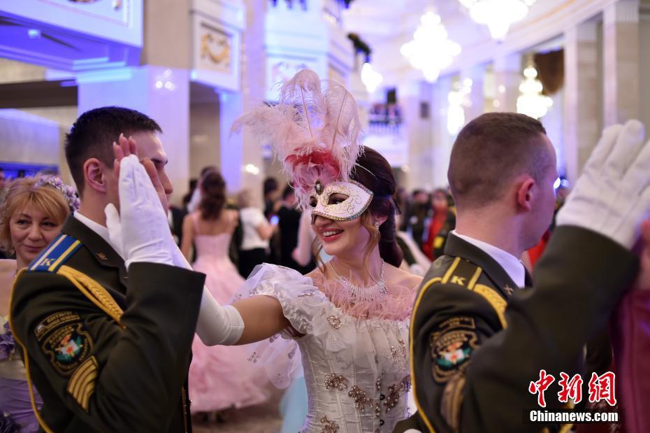 当地时间1月13日，白俄罗斯明斯克剧院举行新年舞会，俊男靓女翩翩起舞。 图片来源：中新网