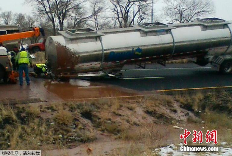 一辆运输液体巧克力的卡车在高速公路上发生翻车，造成车上超过18吨重的液体巧克力泄露。 图片来源：中新网