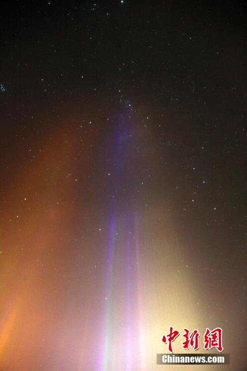 “寒夜光柱”是一种自然界的反射原理现象，只有在非常寒冷的夜里才有可能发生，美丽程度可与极光比肩，其形成是靠空气中大量冰晶(雪花)的反射。 雷东翔 摄 图片来源：中新网
