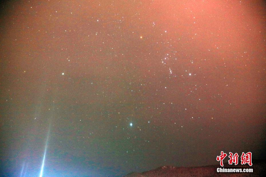 罕见而有趣的自然奇观——“寒夜光柱”。 雷东翔 摄 图片来源：中新网