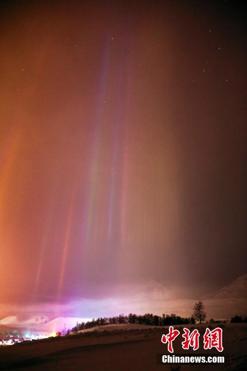 罕见而有趣的自然奇观——“寒夜光柱”。 雷东翔 摄 图片来源：中新网