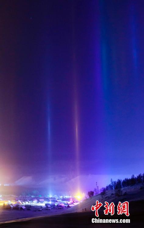 寒冬时节，新疆阿勒泰山区的禾木村，低温可达到零下30摄氏度以下，而在夜晚会更加寒冷。近日，位于极寒山区的禾木村连续出现罕见而有趣的自然奇观——“寒夜光柱”，如利剑般的彩色光柱直插星空，酷似科幻大片！ 雷东翔 摄 图片来源：中新网