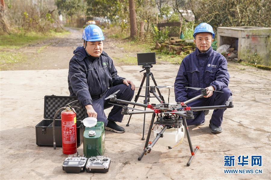 2018年测试期间，国网重庆永川供电公司无人机班在多种环境下成功执行了50多次高空电力线路清障作业。 新华社记者 刘潺 摄
