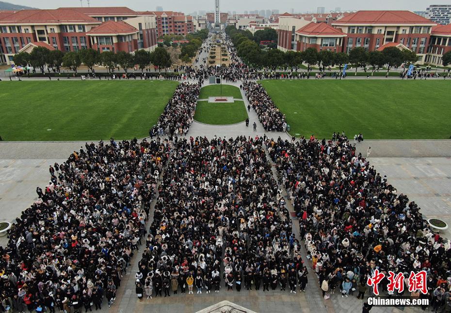 1月16日，中国传媒大学南广学院艺术类2019年专业校考南京考点迎来开考之后的首个专业笔试盛况，场面壮观秩序井然。泱波 摄 图片来源：中新网