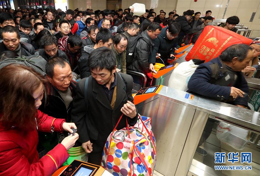 1月17日，旅客在上海火车站检票进站。<br/>

　　当日，长三角2019年春运首趟临客K4636次列车提前开行，从上海火车站开往成都。<br/>

　　新华社记者 陈飞 摄