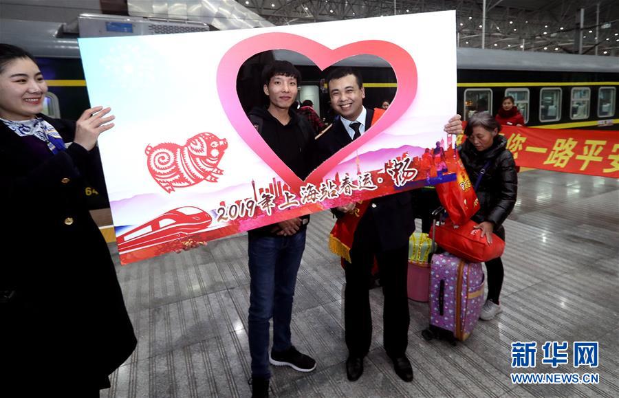 1月17日，旅客在上海火车站拍照留念。<br/>

　　当日，长三角2019年春运首趟临客K4636次列车提前开行，从上海火车站开往成都。<br/>

　　新华社记者 陈飞 摄