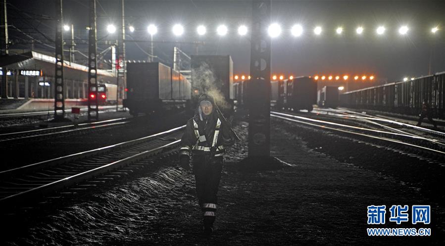 1月14日凌晨，在满洲里铁路口岸站编组场，运转车间二班调车员王雨龙结束作业后返回。新华社记者 才扬 摄