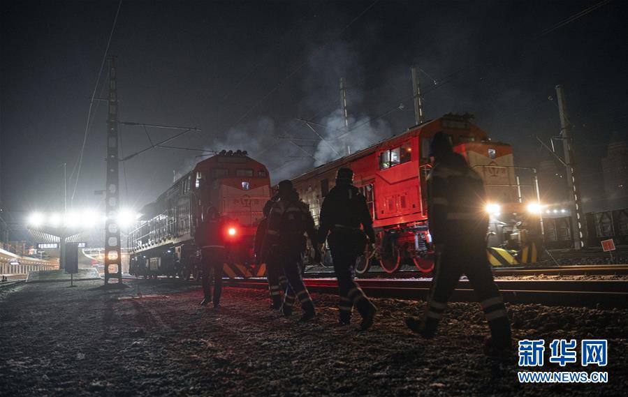 1月14日凌晨，在满洲里铁路口岸站编组场，运转车间二班调车员走向火车。新华社记者 才扬 摄
