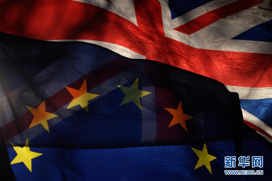 这是1月17日在英国伦敦拍摄的英国国旗和欧盟旗帜。 经过5天的辩论，英国议会下院15日以432票反对、202票支持的投票结果否决了英国政府此前与欧盟达成的“脱欧”协议。根据议会下院此前决定，首相特雷莎·梅将在21日前提出新的“脱欧”方案，并再次提交议会表决。 新华社发（蒂姆·爱尔兰摄）