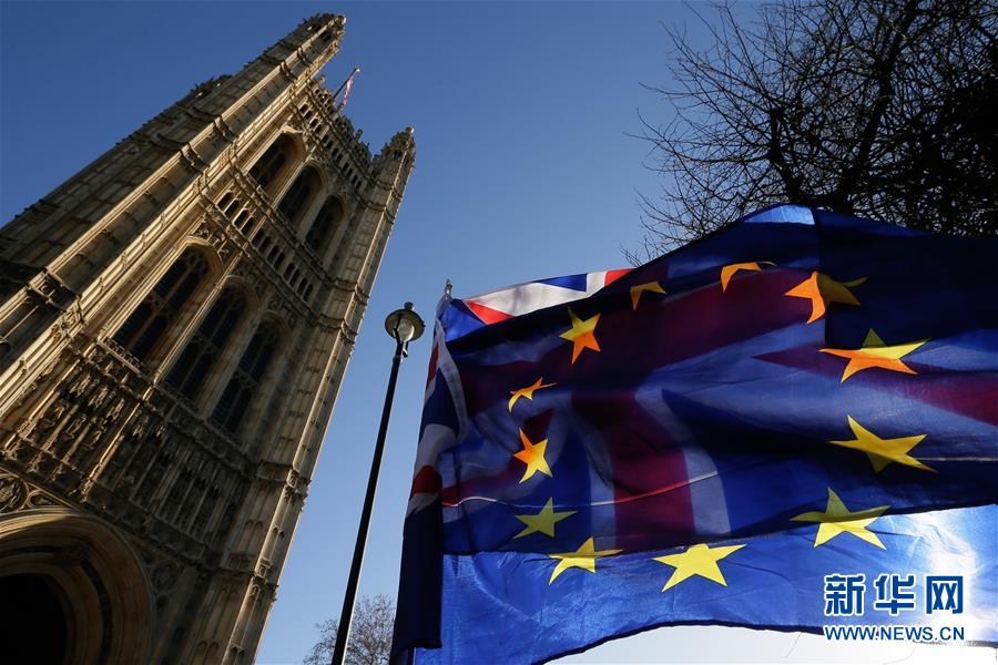 这是1月17日在英国伦敦议会大厦外拍摄的英国国旗和欧盟旗帜。 经过5天的辩论，英国议会下院15日以432票反对、202票支持的投票结果否决了英国政府此前与欧盟达成的“脱欧”协议。根据议会下院此前决定，首相特雷莎·梅将在21日前提出新的“脱欧”方案，并再次提交议会表决。 新华社发（蒂姆·爱尔兰摄）