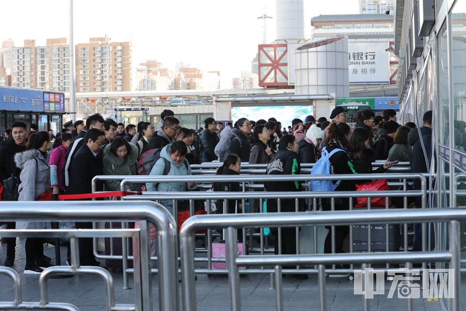 当天上午，记者在北京西站看到，站前广场上的旅客人数并未显著增长，且秩序井然。 中宏网记者 富宇 摄