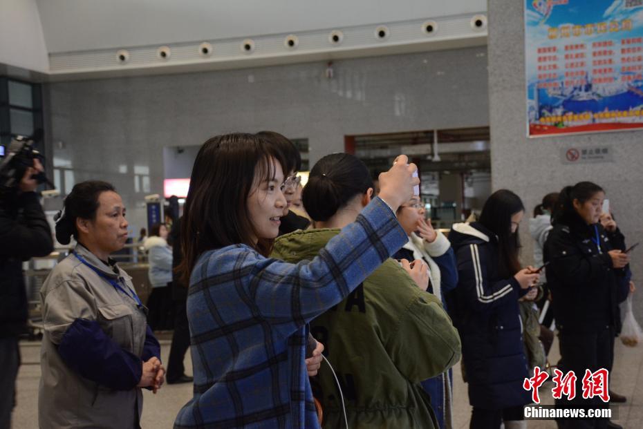 一名旅客用手机拍摄现场画面。魏志鑫 摄 图片来源：中新网