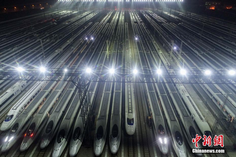 1月20日深夜，停靠在武汉动车段检修完毕的高铁列车蓄势待发。一列列整齐的列车在夜幕下宛如银色巨龙蓄势腾飞。2019年春运将于1月21日启幕，至3月1日结束，共计40天。中新社记者 张畅 摄