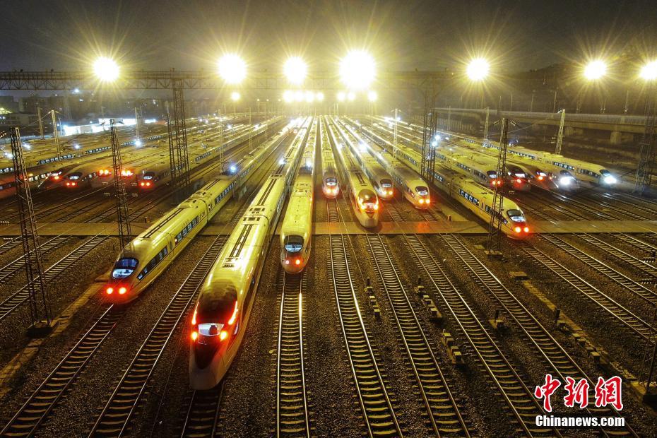 1月21日凌晨，停靠在南京南动车所存车线上的列车经过检修后准备出发。当日，为期40天的2019年春运大幕拉开。据中国国家发改委发布的消息显示，经相关部门会商预测，2019年春运全国旅客发送量将达到29.9亿人次。中新社记者 泱波 摄