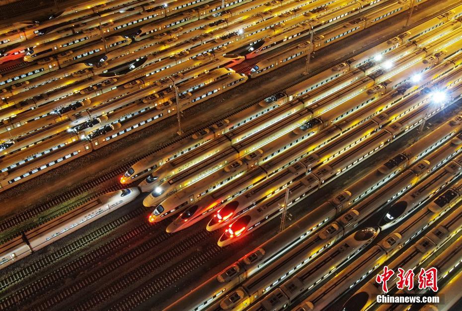 1月21日凌晨，停靠在南京南动车所存车线上的列车经过检修后准备出发。 中新社记者 泱波 摄