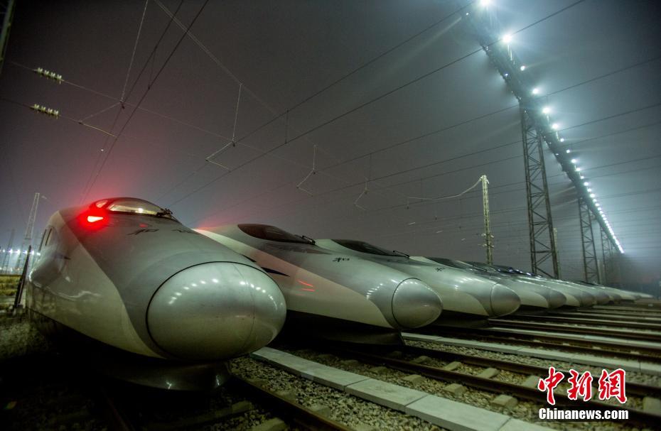 1月20日深夜，停靠在武汉动车段检修完毕的高铁列车蓄势待发。一列列整齐的列车在夜幕下宛如银色巨龙蓄势腾飞。2019年春运将于1月21日启幕，至3月1日结束，共计40天。中新社记者 张畅 摄