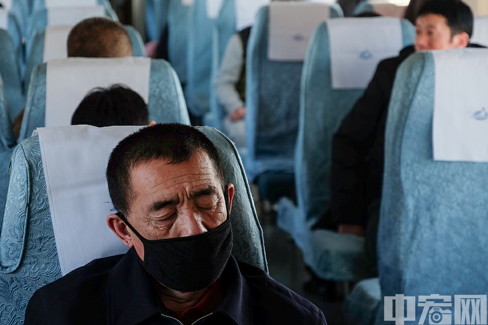 1月21日，K1301次列车，一名前往齐齐哈尔的乘客闭眼休息。