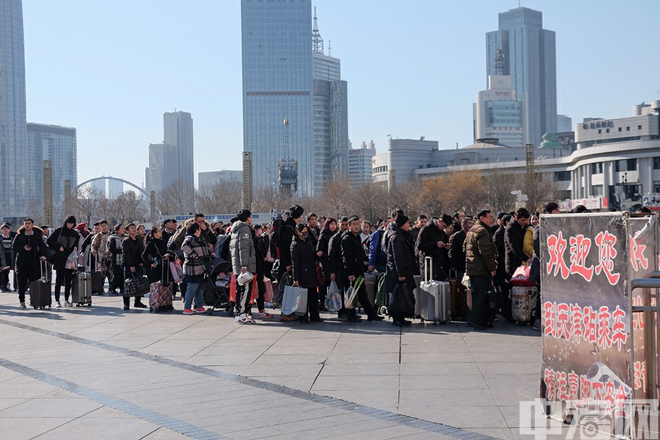 1月21日，天津火车站进站口，等待进站的旅客在南进站口外排起了长队。