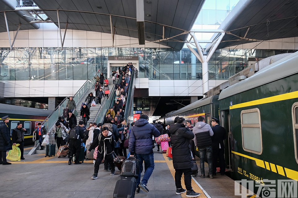 1月21日，天津火车站，从天津开往宝鸡的T58次列车，全程17小时。14点04分，旅客们踏上了春运之旅。