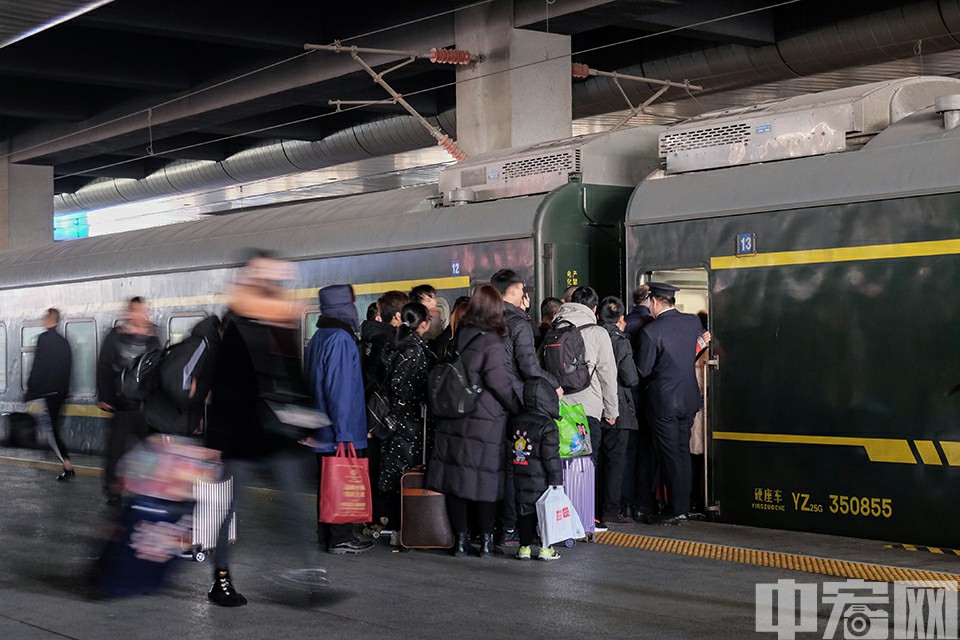 1月21日，天津火车站，正在验票上车的乘客们。