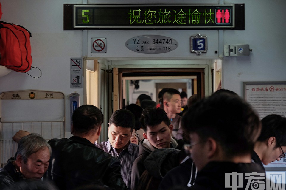 1月21日，T58次列车，被无座乘客挤满的车厢过道。