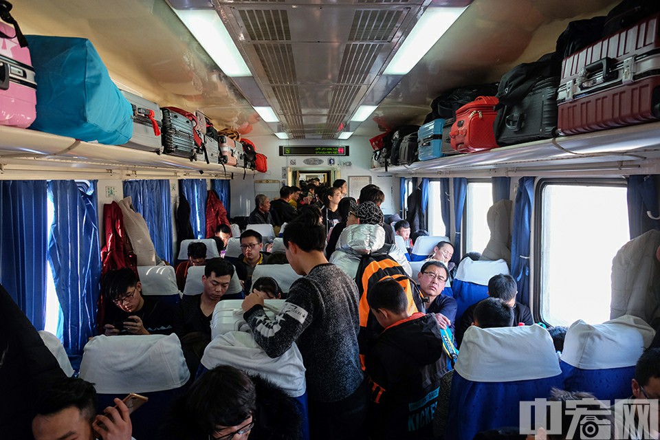 1月21日，T58次列车，春运首日的车厢挤满了迫切回家的乘客。