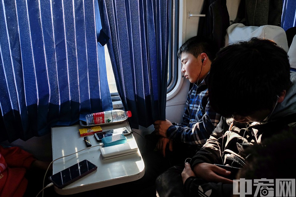 1月21日，T58次列车，小朋友靠在窗边昏昏欲睡。