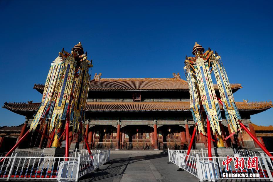 1月21日，北京故宫博物院在乾清宫前丹陛上下树立起“天灯”和“万寿灯”各一对，作为“贺岁迎祥——紫禁城里过大年”展览的实景体验部分正式向观众开放。 中新社记者 杜洋 摄
