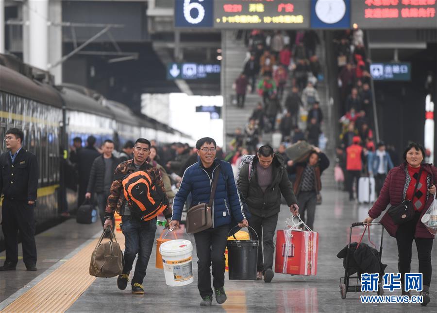 1月21日，在福州火车站，乘坐K4186次列车的乘客进站上车。 当日，福建省发出2019年春运首列临客列车K4186次。该列车从福建省福州市发出，途经江西、湖北，最后到达四川省广安市，全程近30小时，运送旅客超过2500名。 新华社记者 宋为伟摄