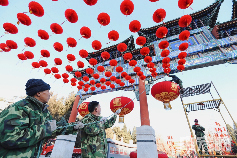 1月22日，北京地坛公园内迎接新春庙会的装饰安装完毕，各处灯笼高挂，一派喜庆祥和。 供图