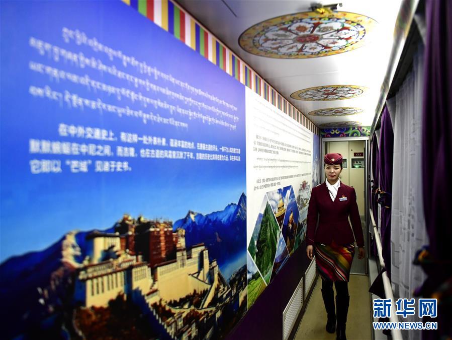 1月21日，贡久曲珍准备巡查车厢。 在青藏铁路“唐竺古道号”Z6811次列车的乘务团队中，有一对藏族姐妹。姐姐贡久曲珍2007年参加工作，现在是该次列车的列车长；妹妹旦增央金2017年开始在列车上担任乘务员。从青海西宁到西藏日喀则的春运旅途上，姐妹俩用真诚的服务温暖着旅客的回家路。 新华社发（张龙摄）
