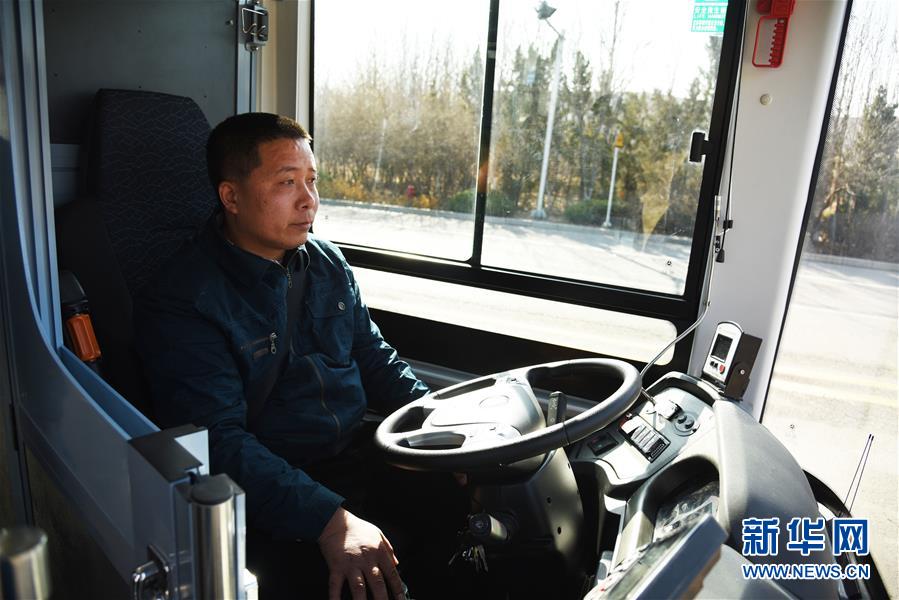 1月22日，测试人员在驾驶位查看行驶中的无人驾驶汽车。新华社记者 王凯 摄